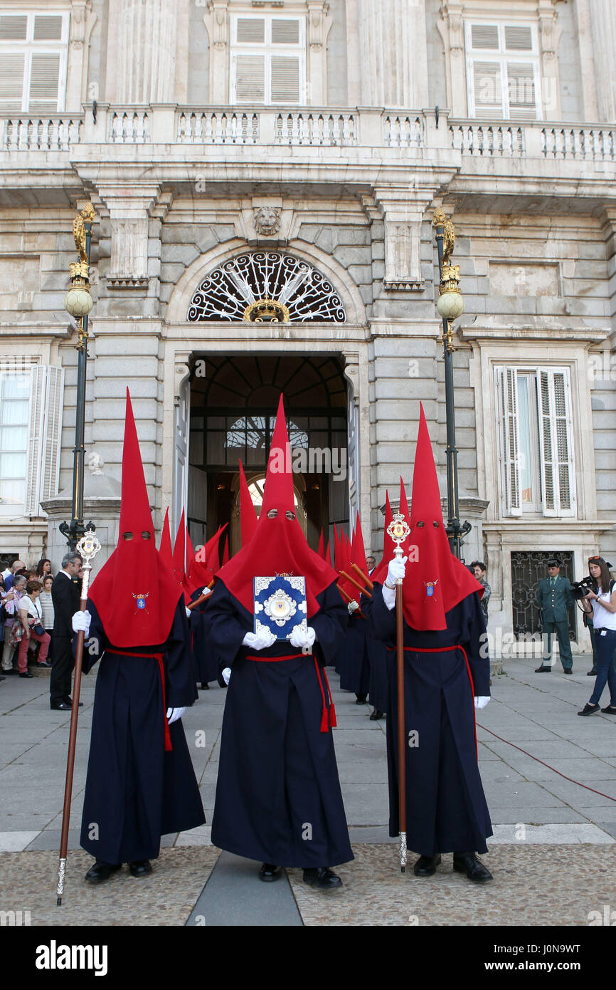 Madrid, Spanien. 14. April 2017. Prozession "Cristo de Los Alabarderos" Bruderschaft halten Fackeln, wie sie eine traditionelle jährliche Prozession der Karwoche in Madrid, Spanien, frühe Freitag, 14. April 2017 teilnehmen. Hunderte von Prozessionen statt in ganz Spanien während der Karwoche. Bildnachweis: Gtres Información Más lokalen auf line,S.L./Alamy Live News Stockfoto