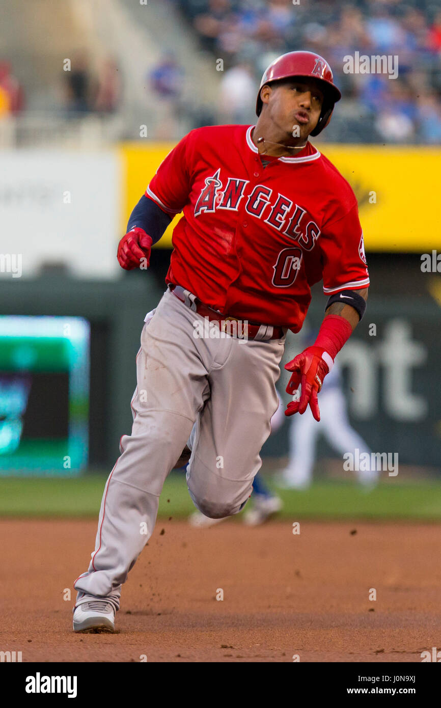 Kansas City, Missouri, USA. 14. April 2017. Yunel Escobar #0 der Los Angeles Angels Köpfe an Dritte im ersten Inning nach einem Treffer gegen die Kansas City Royals während des Spiels im Kauffman Stadium in Kansas City, Missouri Kyle Rivas/CSM/Alamy Live News Stockfoto