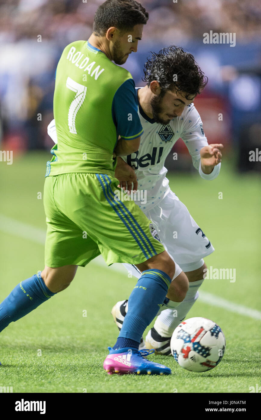 Vancouver, Kanada. 14. April 2017. Cristian Roldan (7) der Seattle Sounders, und Russell Teibert (31) der Vancouver Whitecaps, um den Ball kämpfen. Vancouver besiegen Seattle 2-1, mit 2 Toren von Fredy Montero (12) für die Vancouver Whitecaps. Vancouver Whitecaps Vs Seattle Sounders, BC Place Stadium.  © Gerry Rousseau/Alamy Live-Nachrichten Stockfoto