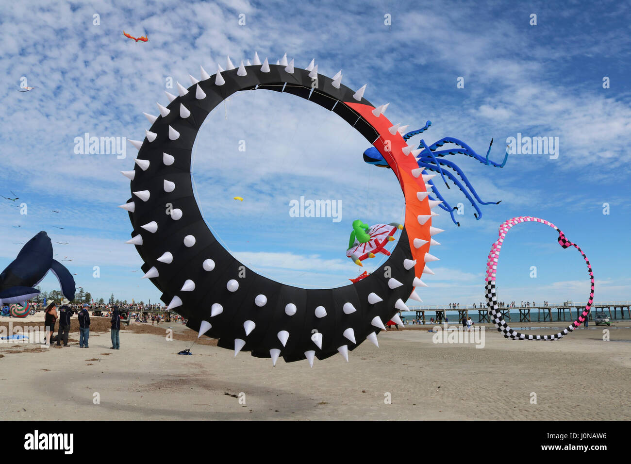 Adelaide, Australien. 15. April 2017. Eine bunte Anzeige von Drachen in einer Vielzahl von Tierformen und Meeresbewohner durch Drachenflieger aus quer durch Australien auf dem Adelaide International Kite Festival am Strand von Semaphore Adelaide Credit: Amer Ghazzal/Alamy Live-Nachrichten Stockfoto