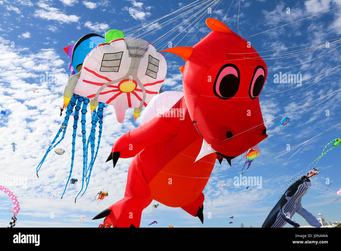 Adelaide, Australien. 15. April 2017. Eine bunte Anzeige von Drachen in einer Vielzahl von Tierformen und Meeresbewohner durch Drachenflieger aus quer durch Australien auf dem Adelaide International Kite Festival am Strand von Semaphore Adelaide Credit: Amer Ghazzal/Alamy Live-Nachrichten Stockfoto