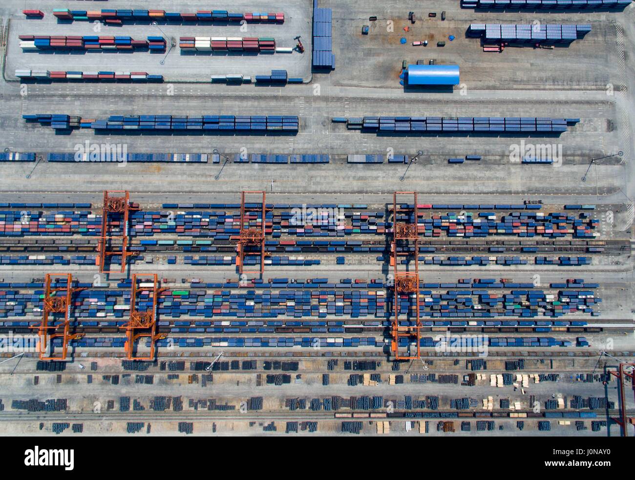 Chongqing. 14. April 2017. Luftbild, aufgenommen am 14. April 2017 zeigt die Hafen Station Chongqing-Xinjiang-Europa-Bahn in Chongqing, Südwest-China. Die Chongqing-Xinjiang-Europa-Bahn, die im Jahr 2011 in Betrieb genommen wurde, hat wirtschaftliche Zusammenarbeit zwischen den Ländern entlang der Strecke gesteigert werden. Bildnachweis: Liu Chan/Xinhua/Alamy Live-Nachrichten Stockfoto