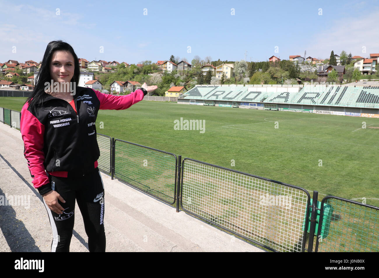 Kakanj, Bosnien und Herzegowina. 14. April 2017. WBU europäische Jugend Box-Champion Hasna Tukic, bekannt als Schwarzer Panther, zeigt das Stadion, wo sie im August für den WBC-WM-Titel in Kakanj, 50 Kilometer nordwestlich der Hauptstadt von Bosnien und Herzegowina, Sarajevo am 14. April 2017 kämpfen. Tukic von Kakanj ist aber lebt und trainiert in Regensburg in Deutschland. Ihr Alter ist 21 und Division Superfedergewicht. Sie kämpfen um den WBC-WM-Titel nächsten August im Fußballstadion in Kakanj. Bildnachweis: Haris Memija/Xinhua/Alamy Live-Nachrichten Stockfoto