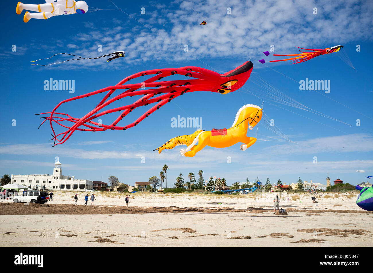 Adelaide, Australien. 15. April 2017. Eine bunte Anzeige von Drachen in einer Vielzahl von Tierformen und Meeresbewohner durch Drachenflieger aus quer durch Australien auf dem Adelaide International Kite Festival am Strand von Semaphore Adelaide Credit: Amer Ghazzal/Alamy Live-Nachrichten Stockfoto