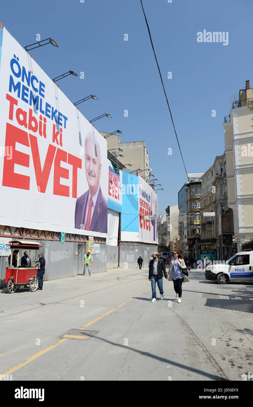 Istanbul, Türkei. 15. April 2017. Istanbul einen Tag vor dem Referendum. Der Wahlkampf heute im Endspurt. Das Bild zeigt Poster „mit Ja abstimmen“. Kredit: Franz Perc / Alamy Live News Stockfoto