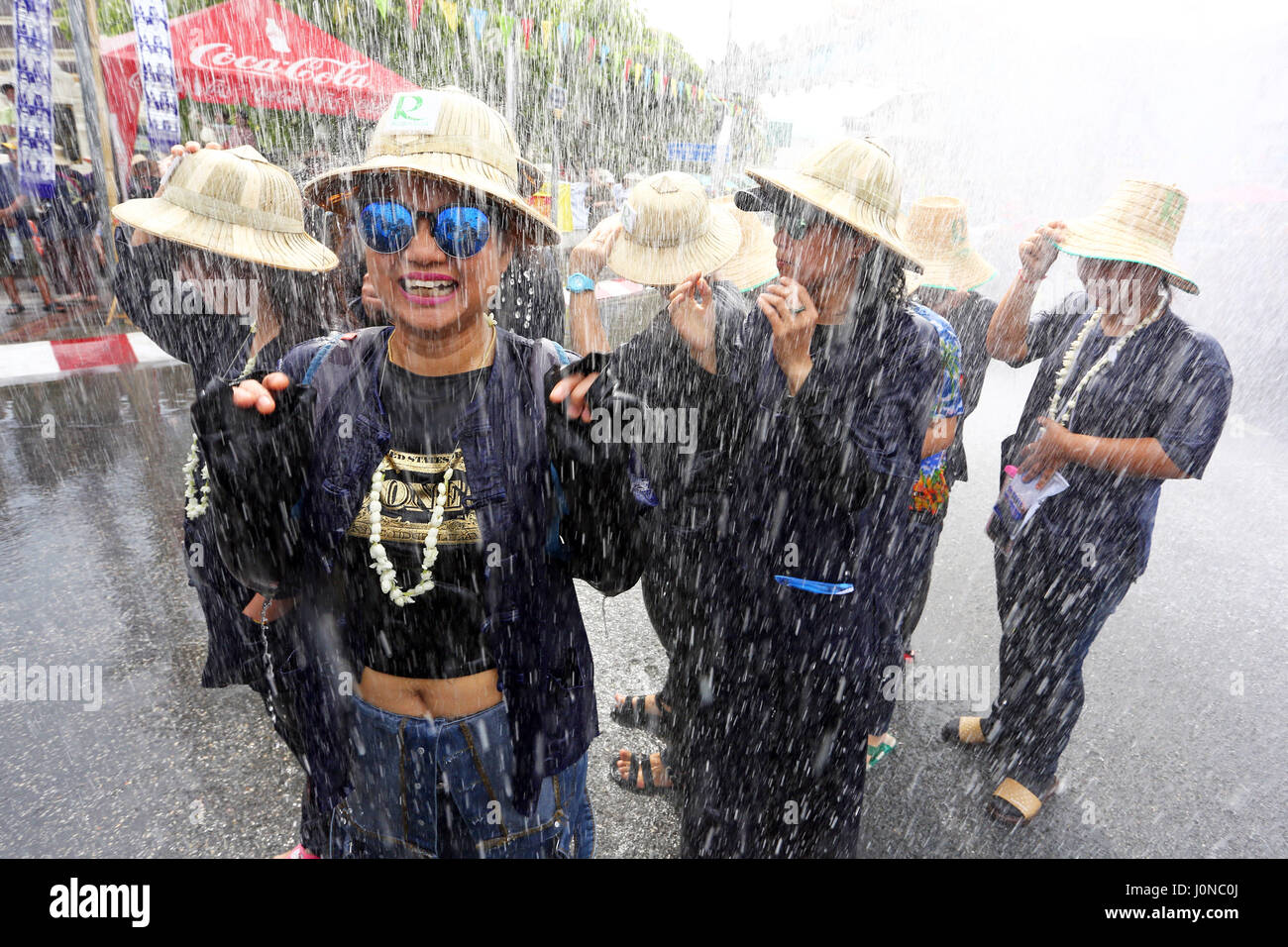 Chiang Mai, Thailand. 15. April 2017. Die Feuerwehr schlossen sich mit dem Wasser Segen am letzten Tag des Songkran, thailändische Neujahrsfest in Chiang Mai, Thailand, beweisen, dass sie die größte Wasserpistolen aller haben! Supersoakers waren kein Gleiches für die Hochdruck-Schläuche verwendeten die Feuerwehr und niemand entkam das Wasser nicht einmal schön gekleideten Teilnehmer der letzten Tagesparade. Bildnachweis: Paul Brown/Alamy Live-Nachrichten Stockfoto