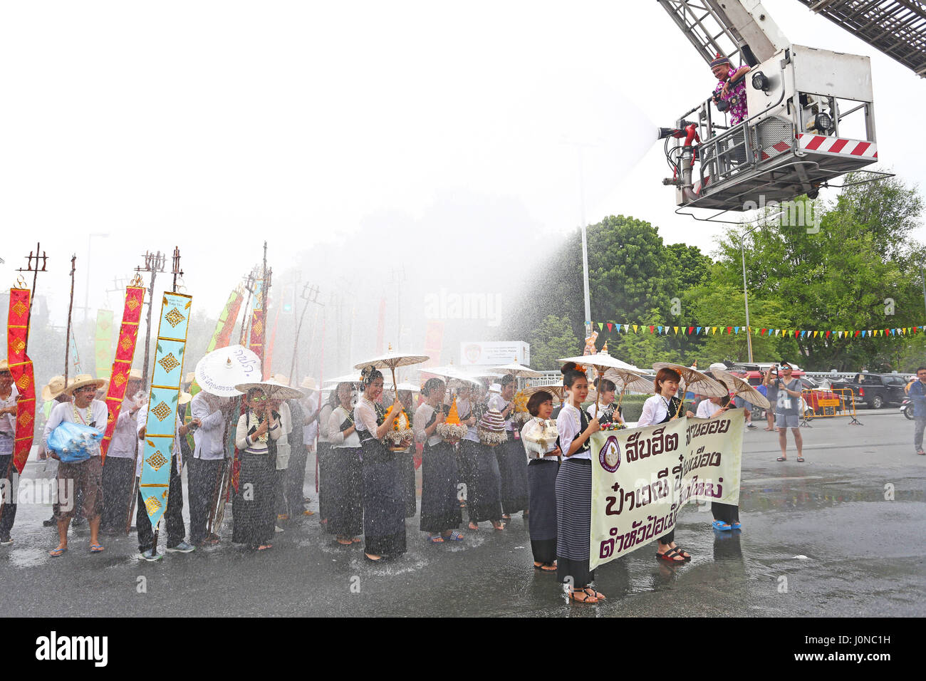 Chiang Mai, Thailand. 15. April 2017. Die Feuerwehr schlossen sich mit dem Wasser Segen am letzten Tag des Songkran, thailändische Neujahrsfest in Chiang Mai, Thailand, beweisen, dass sie die größte Wasserpistolen aller haben! Supersoakers waren kein Gleiches für die Hochdruck-Schläuche verwendeten die Feuerwehr und niemand entkam das Wasser nicht einmal schön gekleideten Teilnehmer der letzten Tagesparade. Bildnachweis: Paul Brown/Alamy Live-Nachrichten Stockfoto