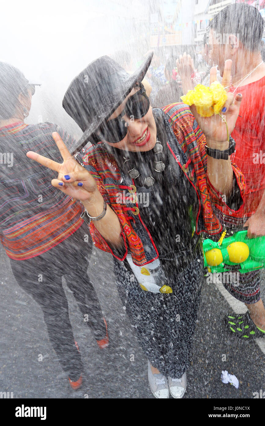 Chiang Mai, Thailand. 15. April 2017. Die Feuerwehr schlossen sich mit dem Wasser Segen am letzten Tag des Songkran, thailändische Neujahrsfest in Chiang Mai, Thailand, beweisen, dass sie die größte Wasserpistolen aller haben! Supersoakers waren kein Gleiches für die Hochdruck-Schläuche verwendeten die Feuerwehr und niemand entkam das Wasser nicht einmal schön gekleideten Teilnehmer der letzten Tagesparade. Bildnachweis: Paul Brown/Alamy Live-Nachrichten Stockfoto