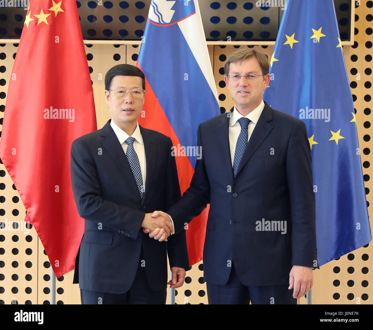 Ljubljana, Slowenien. 14. April 2017. Chinesische Vize Premier Zhang Gaoli (L) führt Gespräche mit slowenischen Ministerpräsidenten Miro Cerar in Ljubljana/Slowenien, 14. April 2017. Bildnachweis: Pang Xinglei/Xinhua/Alamy Live-Nachrichten Stockfoto