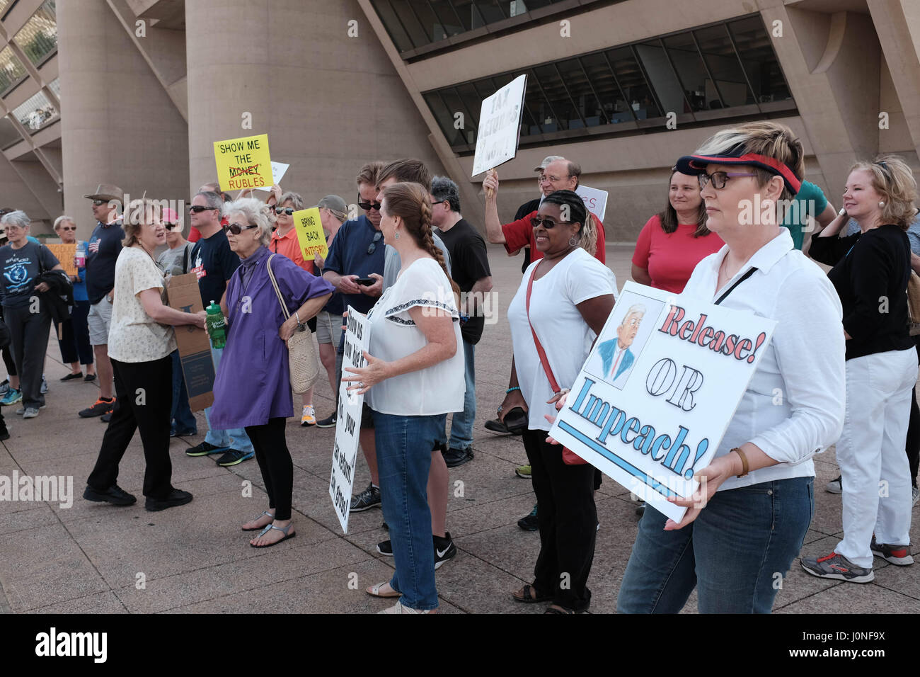 Dallas, Texas USA. 15. April 2017. Steuer März Demonstranten versammeln sich in Dallas City Hall fordert Präsident Donald Trump seine Einkommensteuererklärungen freizugeben.  Keith Adamek/Alamy Live-Nachrichten Stockfoto