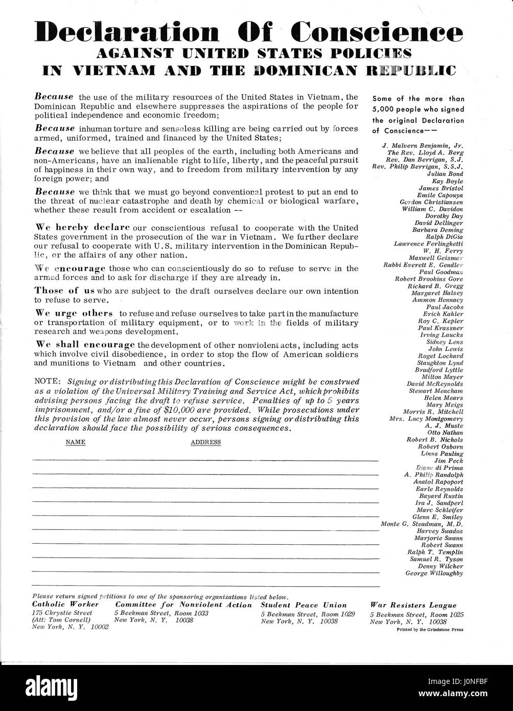 Eine Vietnam-Krieg-Ära-Broschüre mit dem Titel "Erklärung von gewissen" Befürworter, die Bürgerinnen und Bürger die Erklärung in ein Versprechen unterzeichnet, im Militär zu dienen oder den Krieg zu unterstützen, in irgendeiner Art und Weise und mit ein Signup Sheet in eine der verschiedenen Protest umgewandelt werden Gruppen, 1967 zu verweigern. Stockfoto