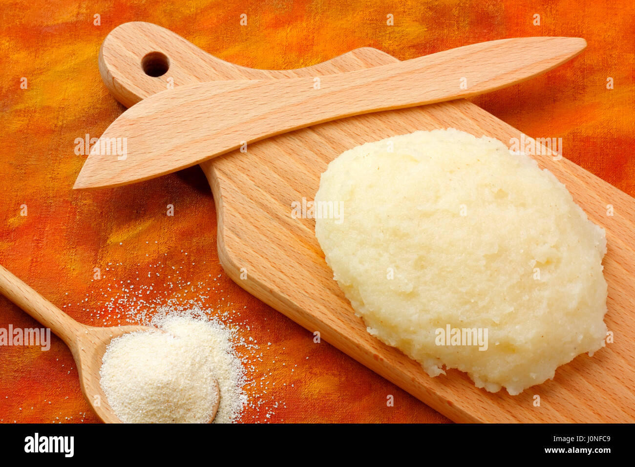 Stillleben mit Polenta-wie Brot aus gekochtem Weizen Grieß (Farina) Stockfoto