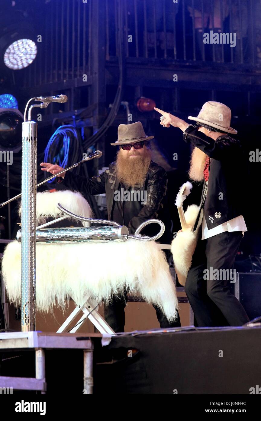 Glastonbury Festival - 24. Juni 2016: Amerikanische band ZZ Top mit Billy Gibbons und Dusty Hill auf der Pyramide Bühne Stockfoto