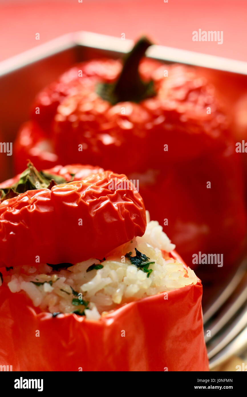 Gerösteter Paprika gefüllt mit Reis. Geringe Schärfentiefe. Stockfoto