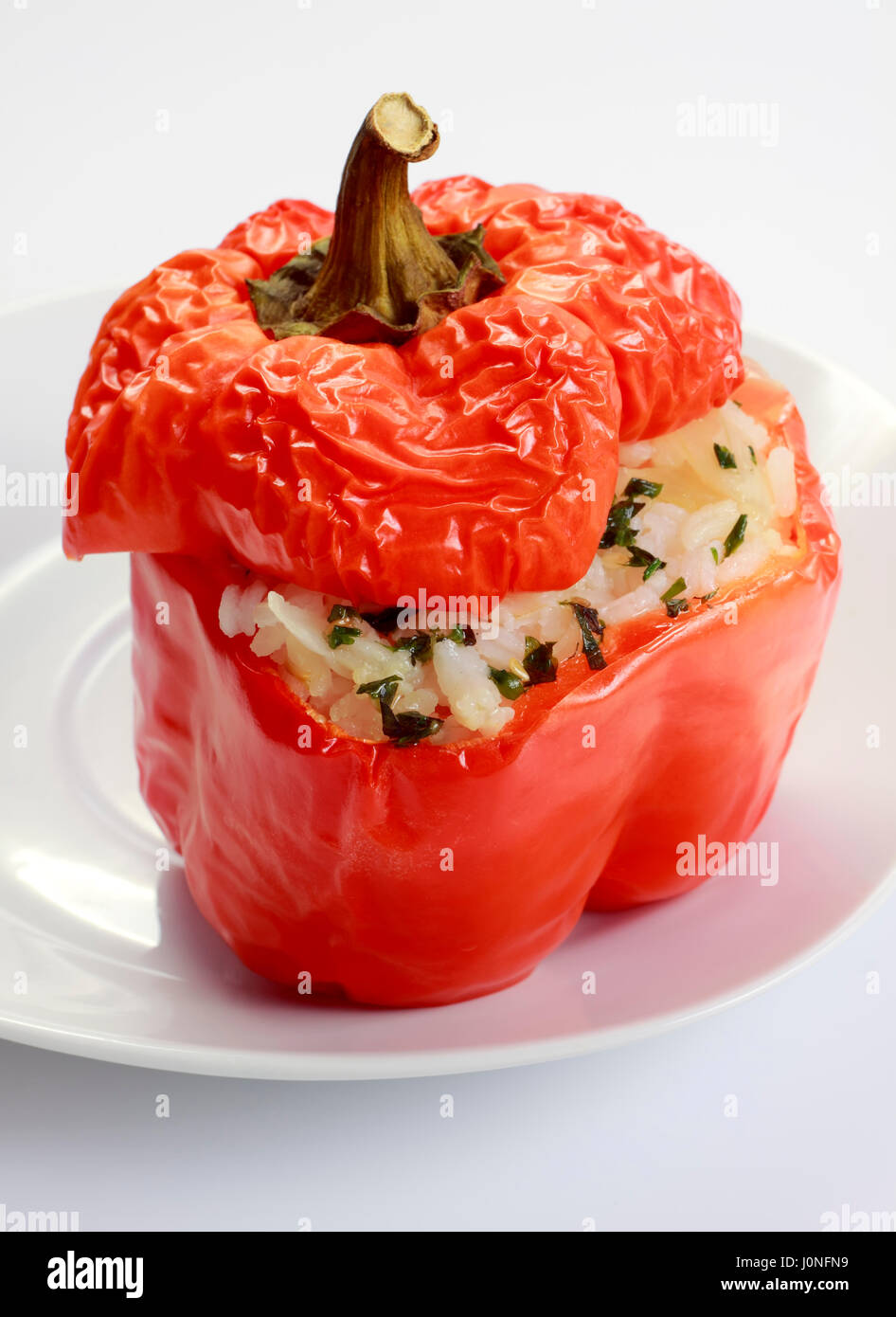 Geröstete Paprika gefüllt mit Reis auf weißen Teller Stockfoto