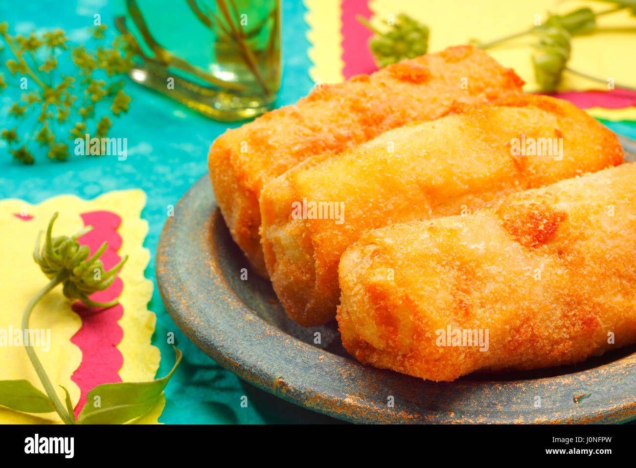 Drei gerollte Pfannkuchen-Kroketten auf Teller mit unscharfen Hintergrund Stockfoto