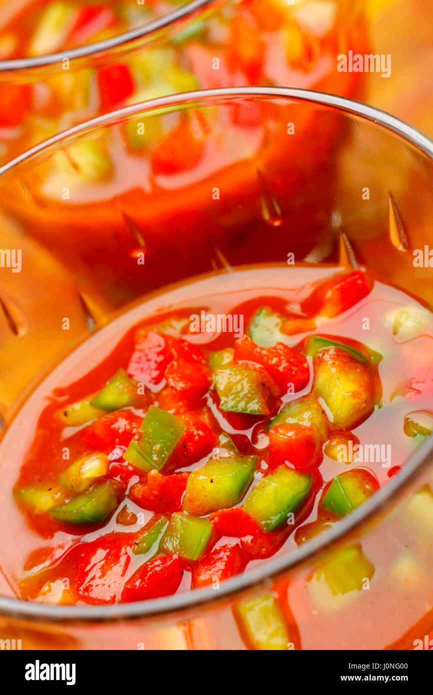 Gazpacho mit gehackten roten und grünen Paprika. Großaufnahme, schräge Foto. Stockfoto