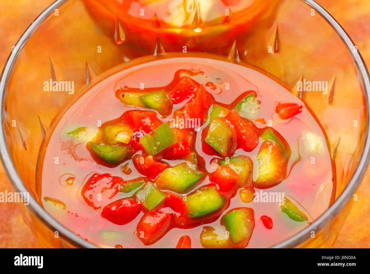 Gazpacho mit gehackte rote und grüne Paprika hautnah Stockfoto