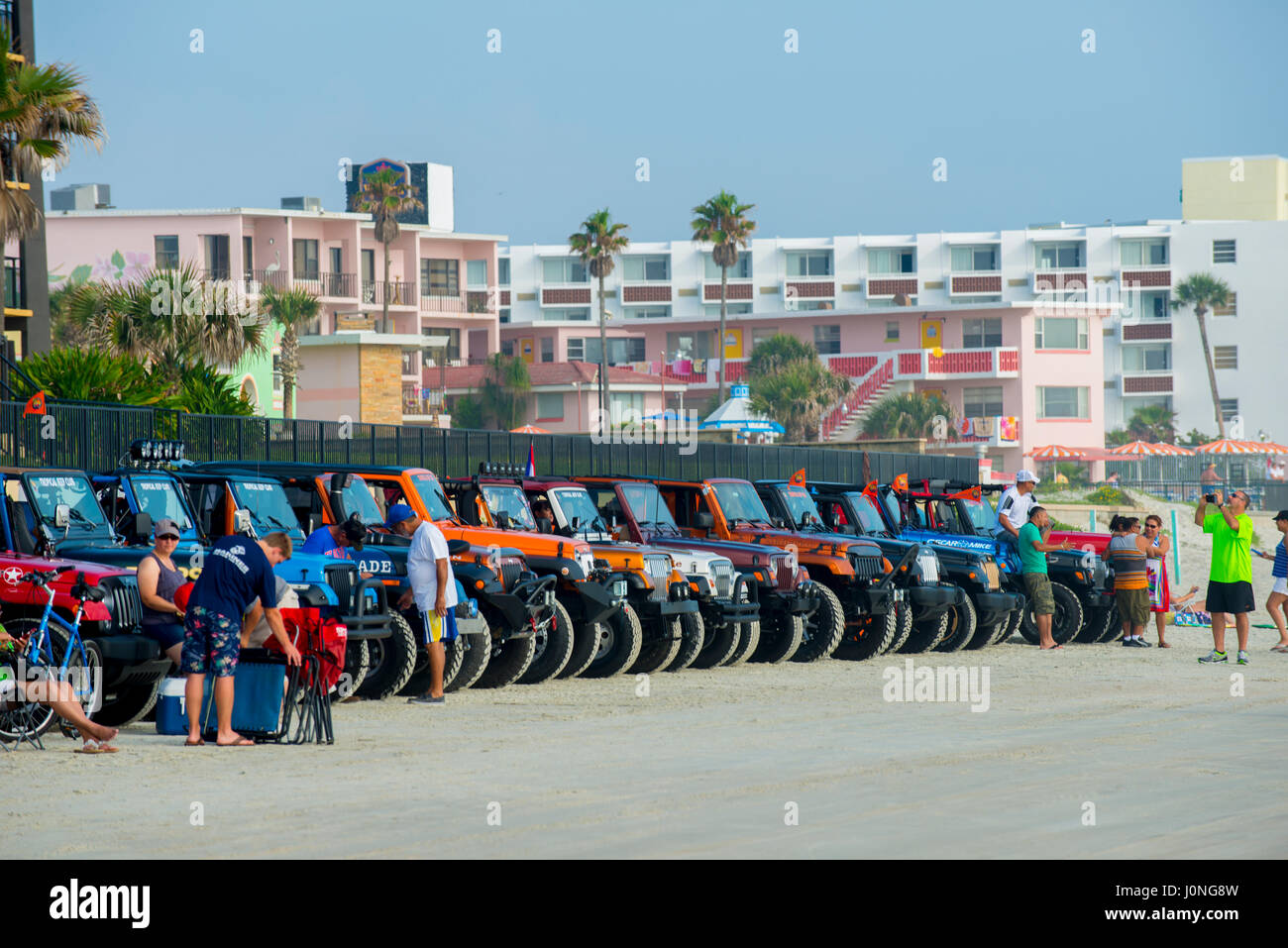 Jeep-Woche in Daytona Beach Tausende von Jeeps am Strand und auf den Hindernis-Parcours auf dem Daytona Speedway Stockfoto