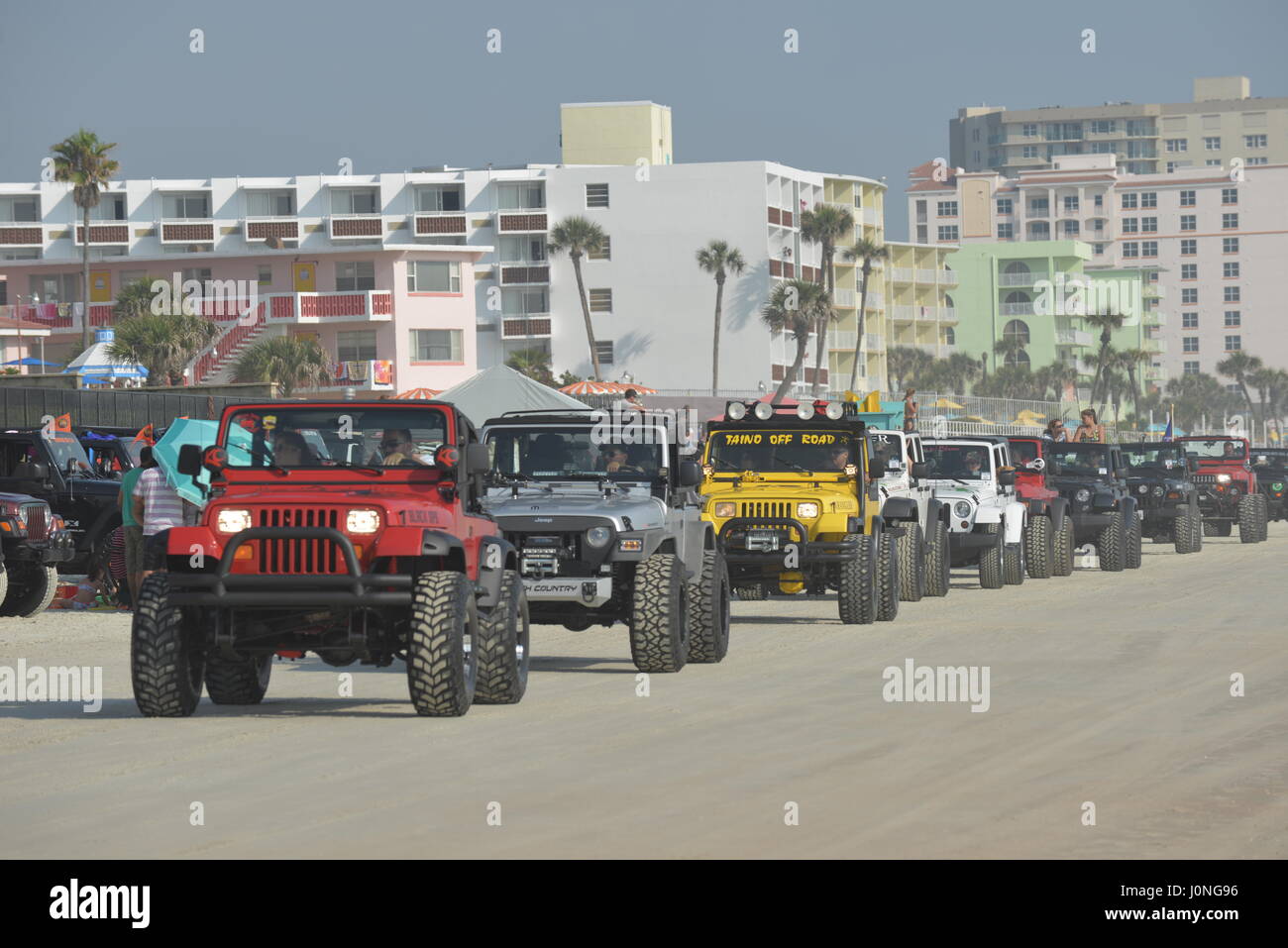 Jeep-Woche in Daytona Beach Tausende von Jeeps am Strand und auf den Hindernis-Parcours auf dem Daytona Speedway Stockfoto