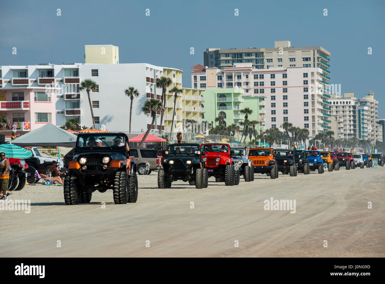 Jeep-Woche in Daytona Beach Tausende von Jeeps am Strand und auf den Hindernis-Parcours auf dem Daytona Speedway Stockfoto