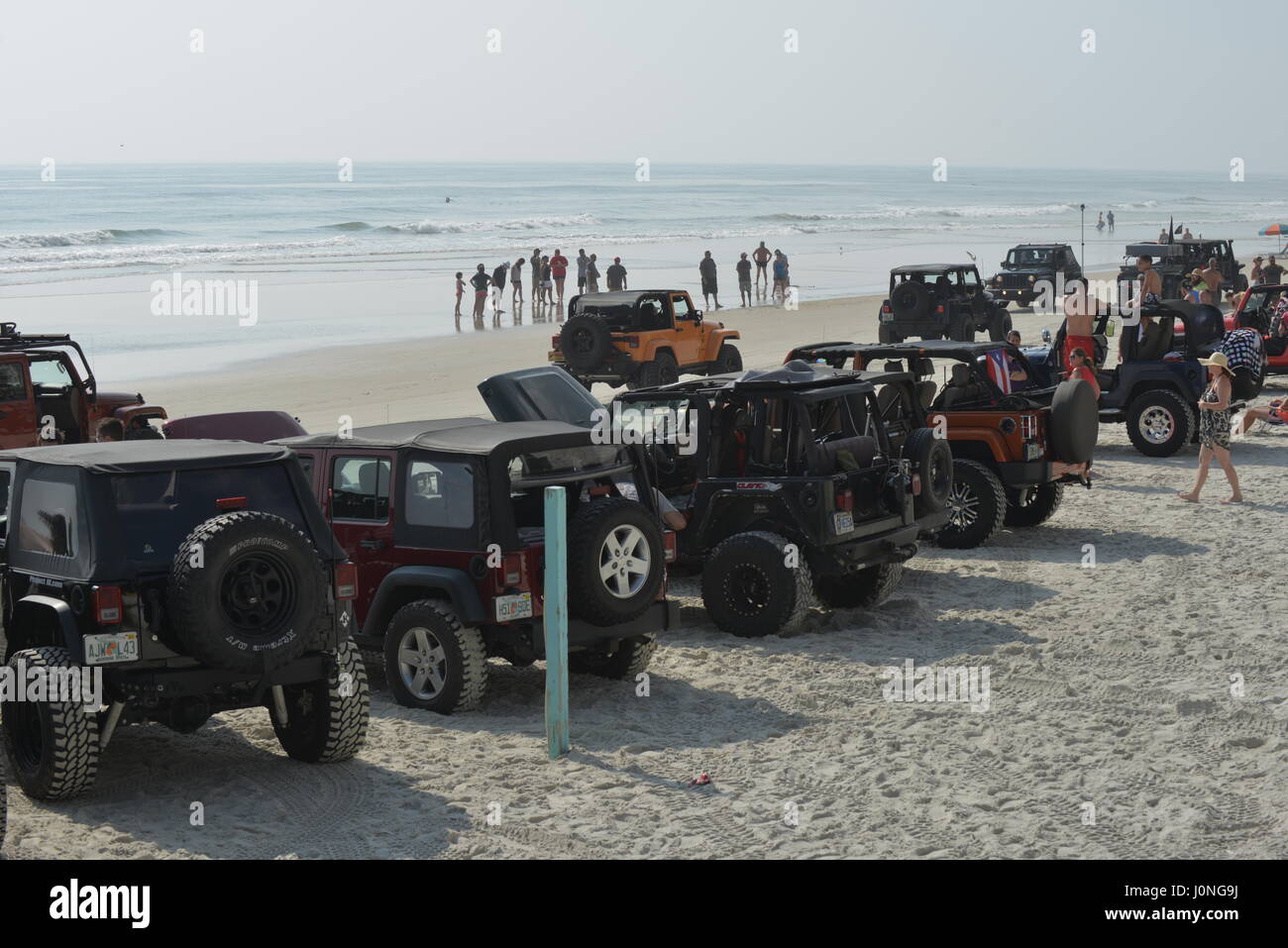 Jeep-Woche in Daytona Beach Tausende von Jeeps am Strand und auf den Hindernis-Parcours auf dem Daytona Speedway Stockfoto