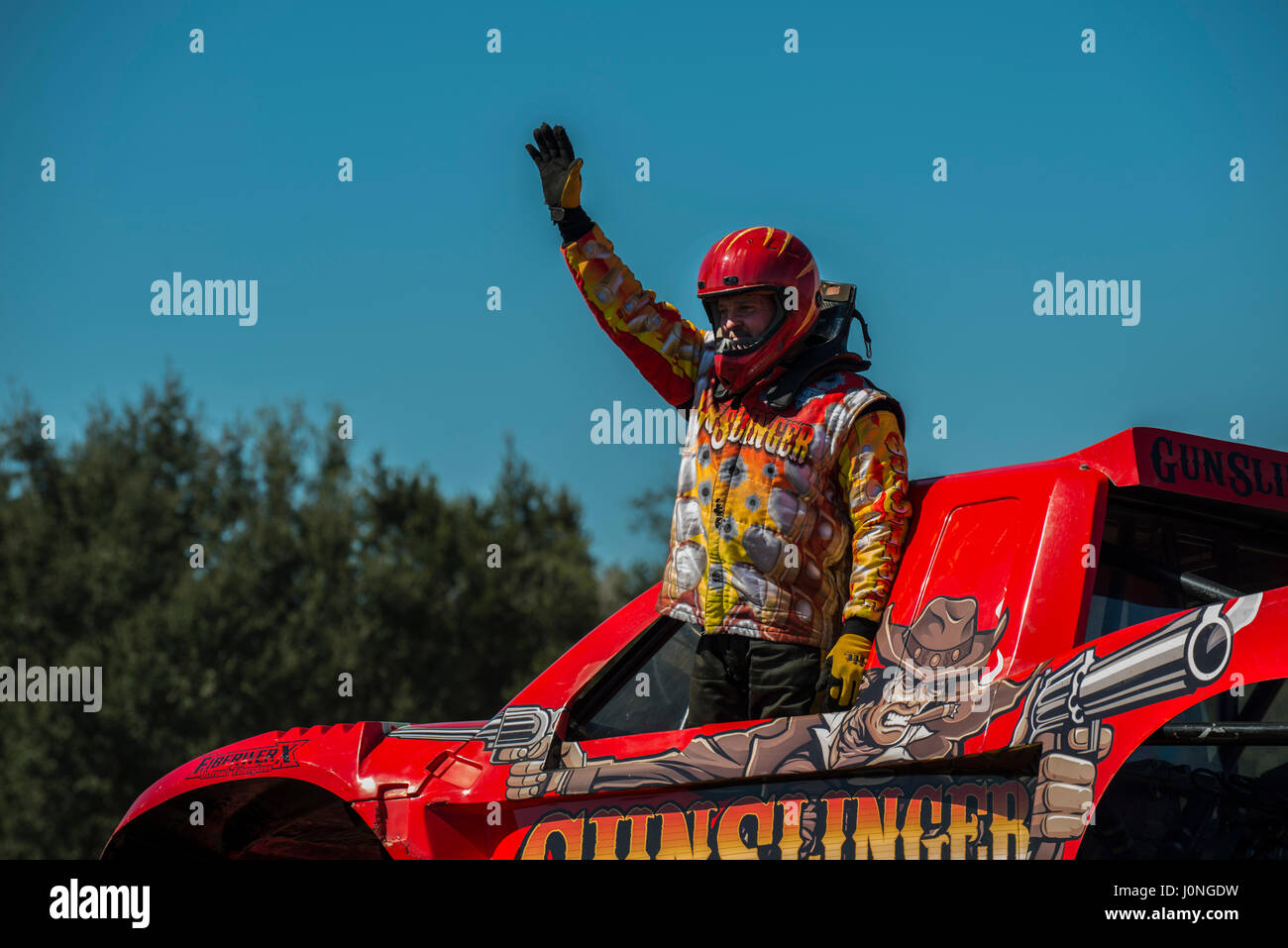Monster-Truck bei Kirmes LKW-Fahrer winken Stockfoto