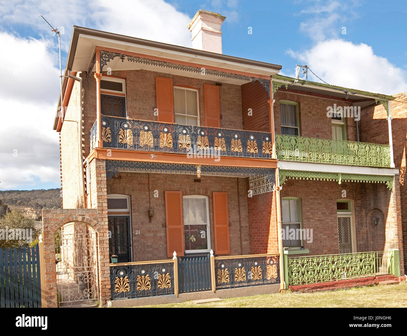 Bunte zweistöckige Terrasse beherbergt mit dekorativen Schmiedeeisen Spitzen bei Lithgow NSW Australia Stockfoto