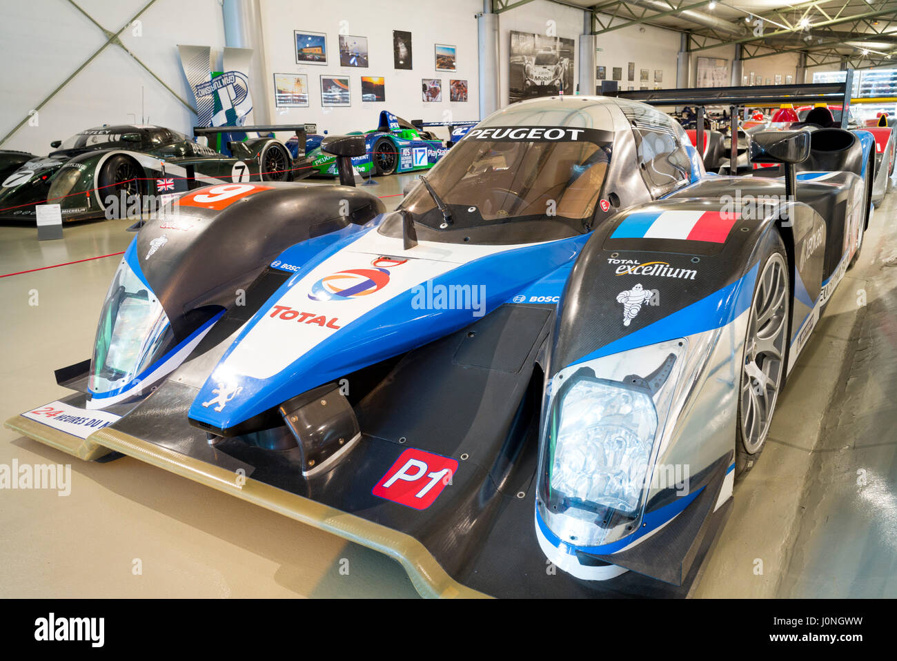 Peugeot 908 HDI FAP 2009 Diesel-Rennwagen auf dem Display an der Ausstellung Musée Le Mans Rennstrecke in Frankreich Stockfoto