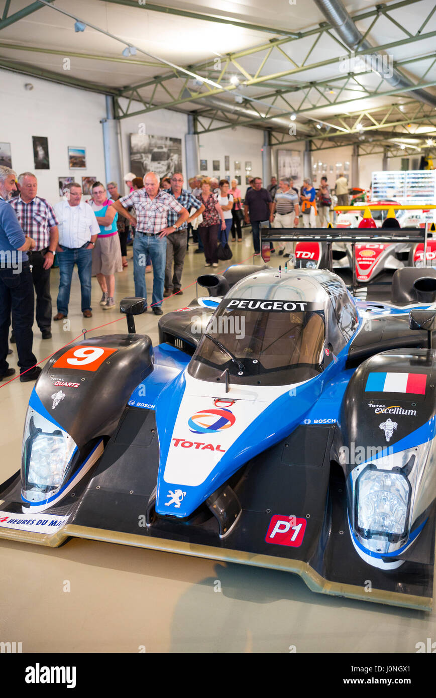 Besucher sehen Peugeot 908 HDI FAP 2009 Diesel-Rennwagen auf der Ausstellung Musée an Le Mans Rennstrecke, Frankreich Stockfoto
