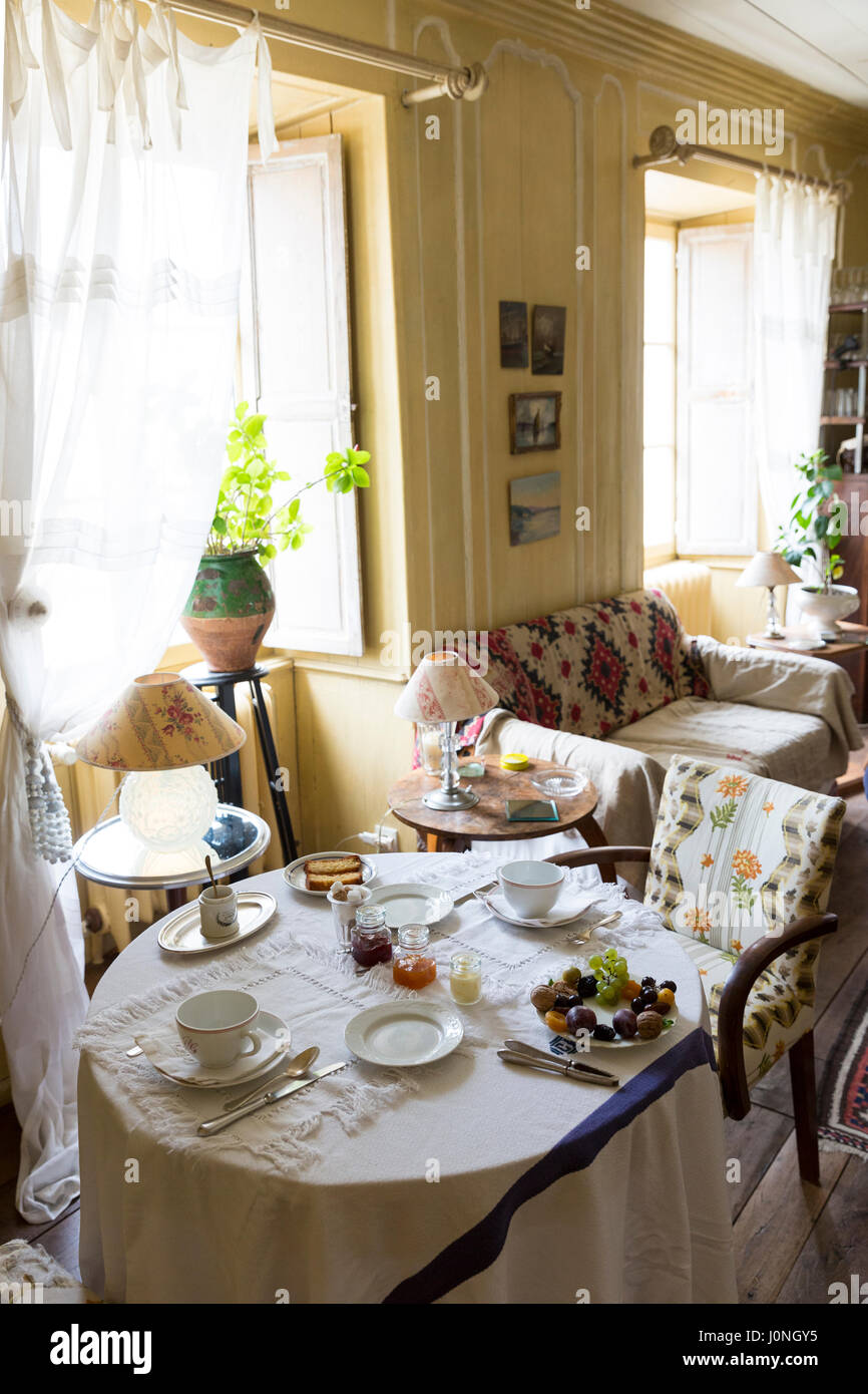 Tisch set für Frühstück Mahlzeit im stilvollen Speisesaal Hotel Corps de Garde, bei St Martin de Ré, Ile de Ré, Frankreich Stockfoto
