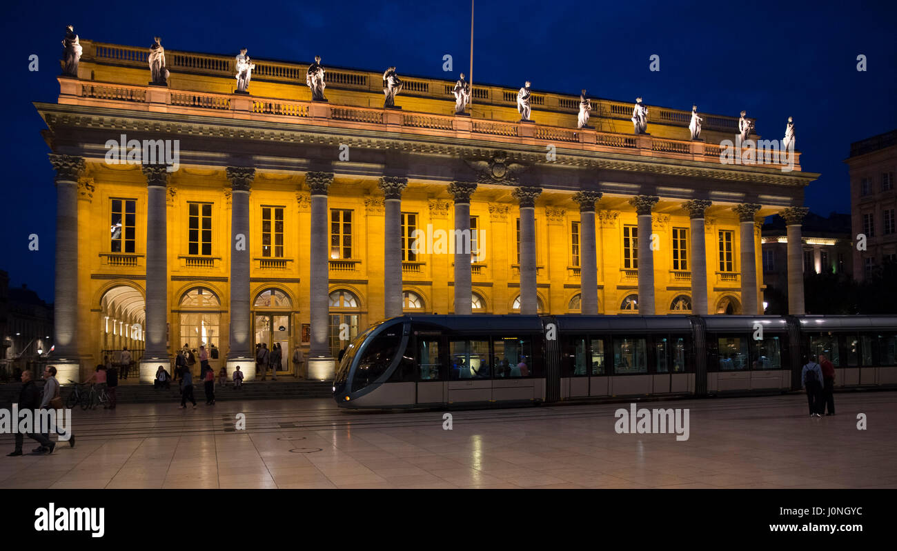 Menschen und Straßenbahn von Grand Theatre - Opera National de Bordeaux, Place De La Comedie, Bordeaux, Frankreich Stockfoto