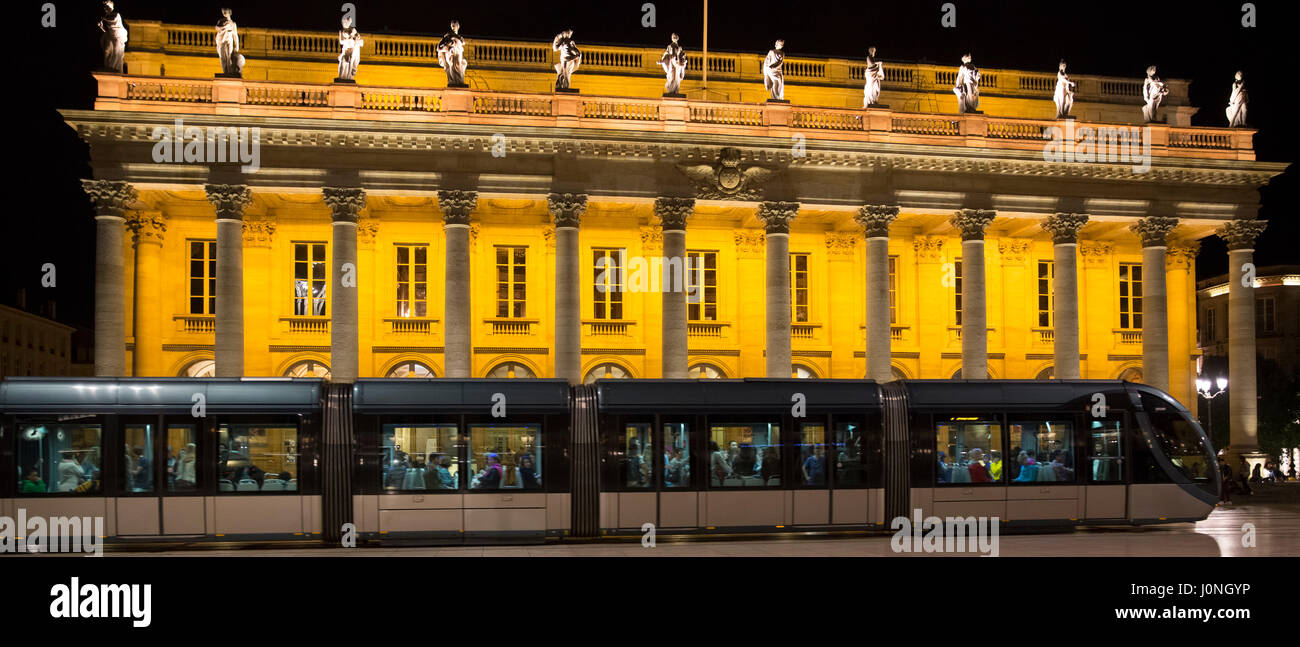 Straßenbahn, vorbei an Grand Theatre - Opera National de Bordeaux, Place De La Comedie, Bordeaux, Frankreich Stockfoto