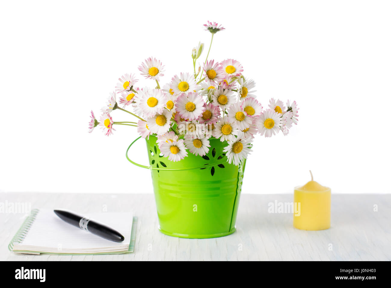 Blumen-Gänseblümchen in einem Topf mit Notizblock und einen Stift Stockfoto