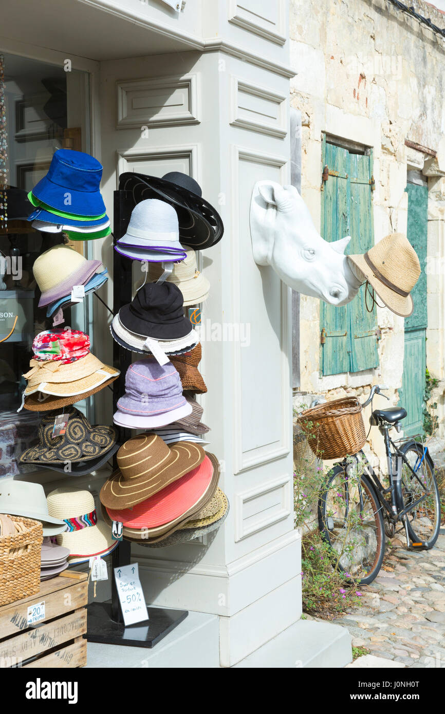 Typische Straße Szene urige Haus mit Fensterläden und Hüte auf Verkauf im Geschenkeladen in St Martin de Ré, Ile de Ré, Frankreich Stockfoto