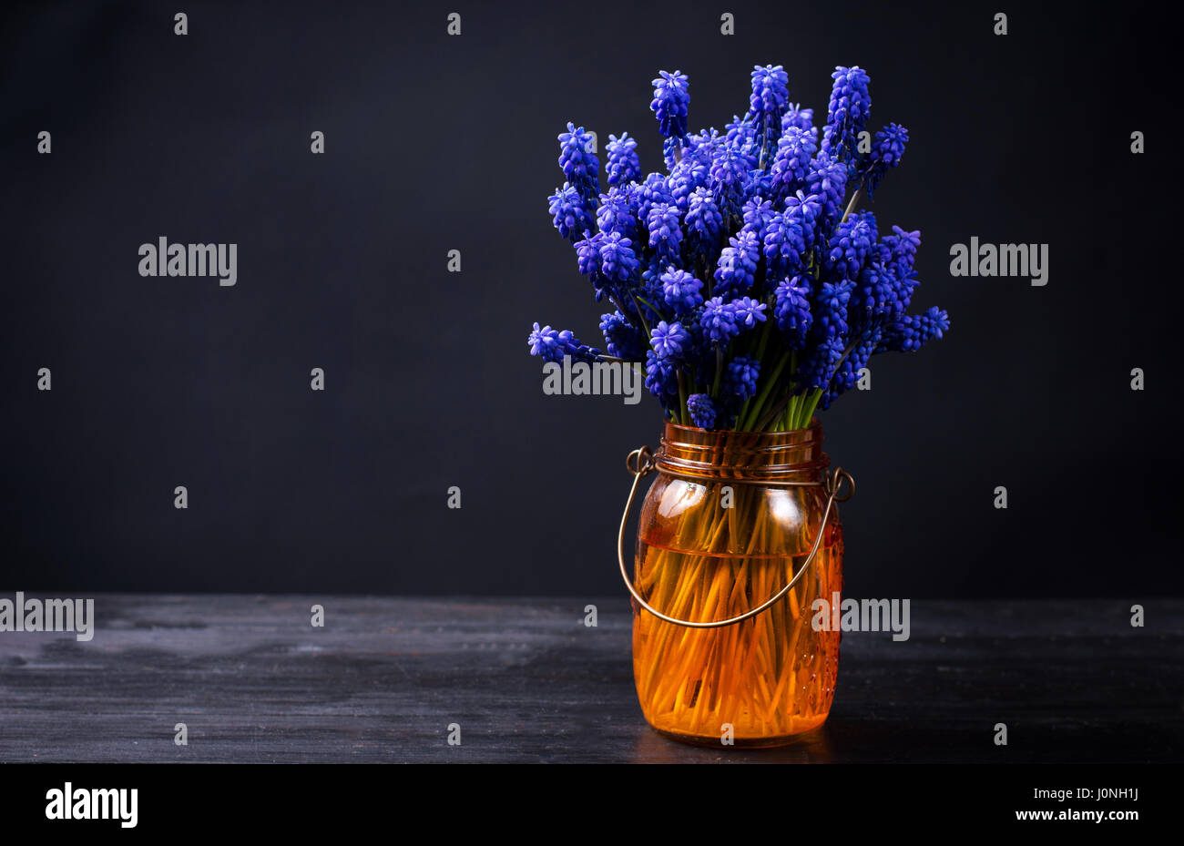 Hyazinthe Blumen Blumenstrauß in eine orangefarbene vase Stockfoto