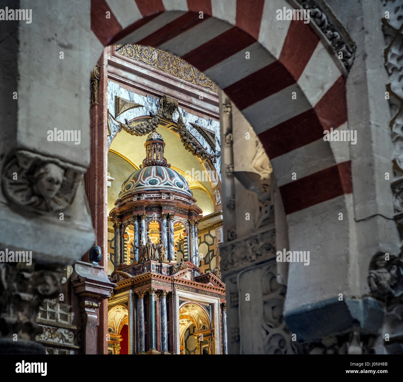 Kontrastierenden Stilen in der Moschee - Kathedrale von Cordoba, Spanien. Ursprünglich eine westgotische Kirche, dann eine Moschee wurde bei der Mauren Spanien erobert. Stockfoto