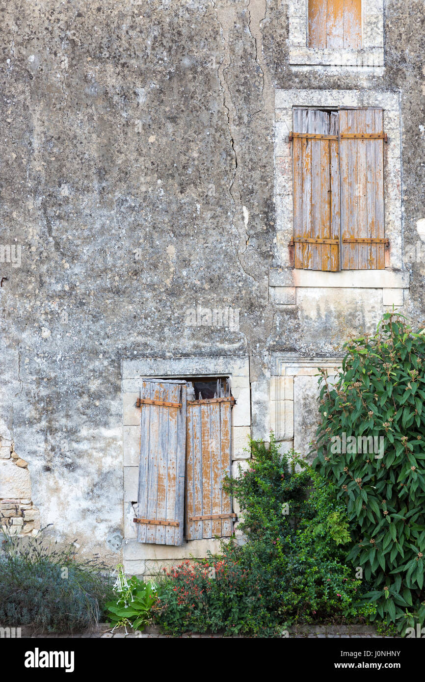 Antike Architektur und Fensterläden in Coulon in der Marais Poitrevin Region ein Grand Site de France Stockfoto