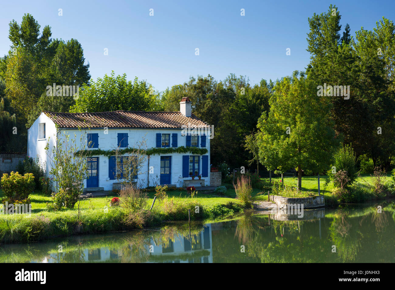 Urige malerischen Haus Fluss La Sevre-Niortaise in Coulon in der Marais Poitrevin Region, Grand Site de France Stockfoto