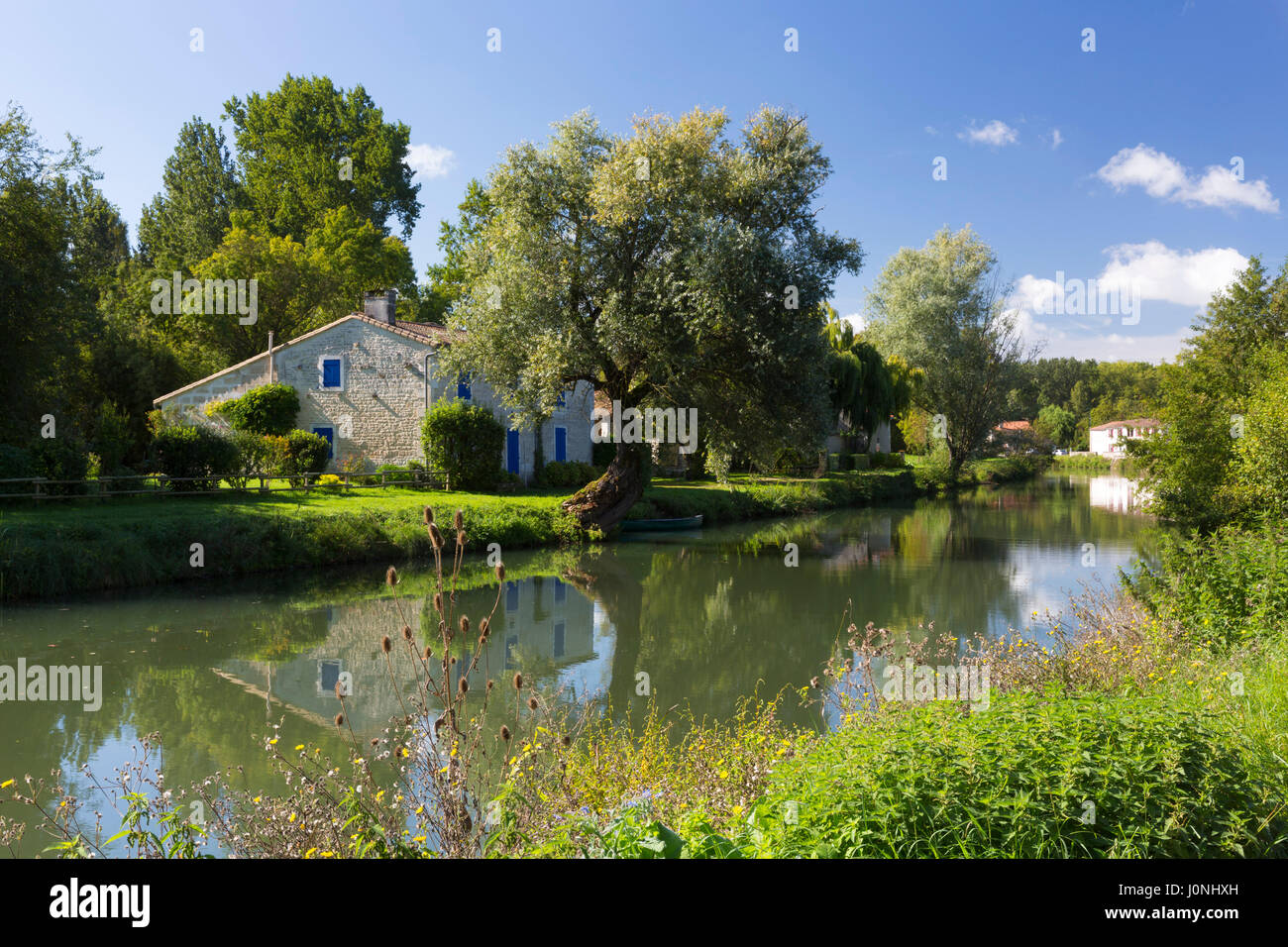 Idyllische malerischen Traditionshaus Fluss La Sevre-Niortaise am Coulon in Marais Poitrevin Region ein Grand Site de France Stockfoto