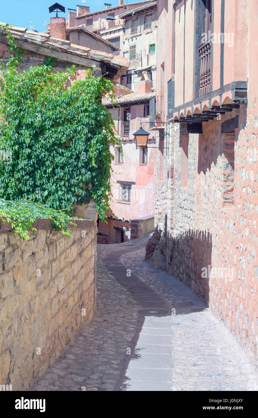 Stadt von Albarracin, verstanden als spanisches Nationaldenkmal in Teruel (Spanien). Beispiel für typische rötliche Häuser in Postigo Straße. Sommer. Des ländlichen Raums Stockfoto