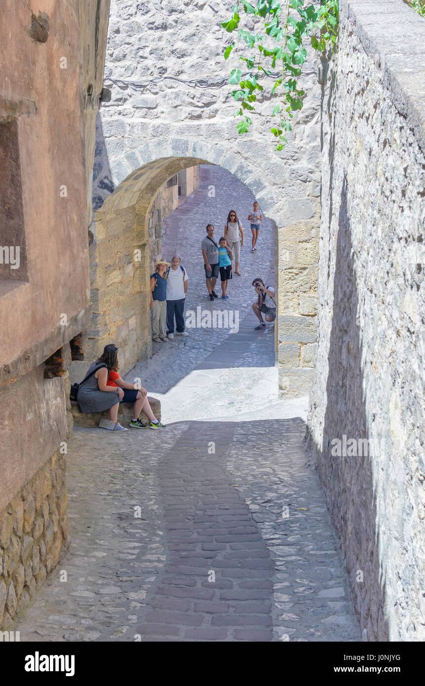 Stadt von Albarracin, verstanden als spanisches Nationaldenkmal in Teruel (Spanien). Fotograf nimmt ein Foto seiner Familie, in der Nähe Julianetas Haus Stockfoto