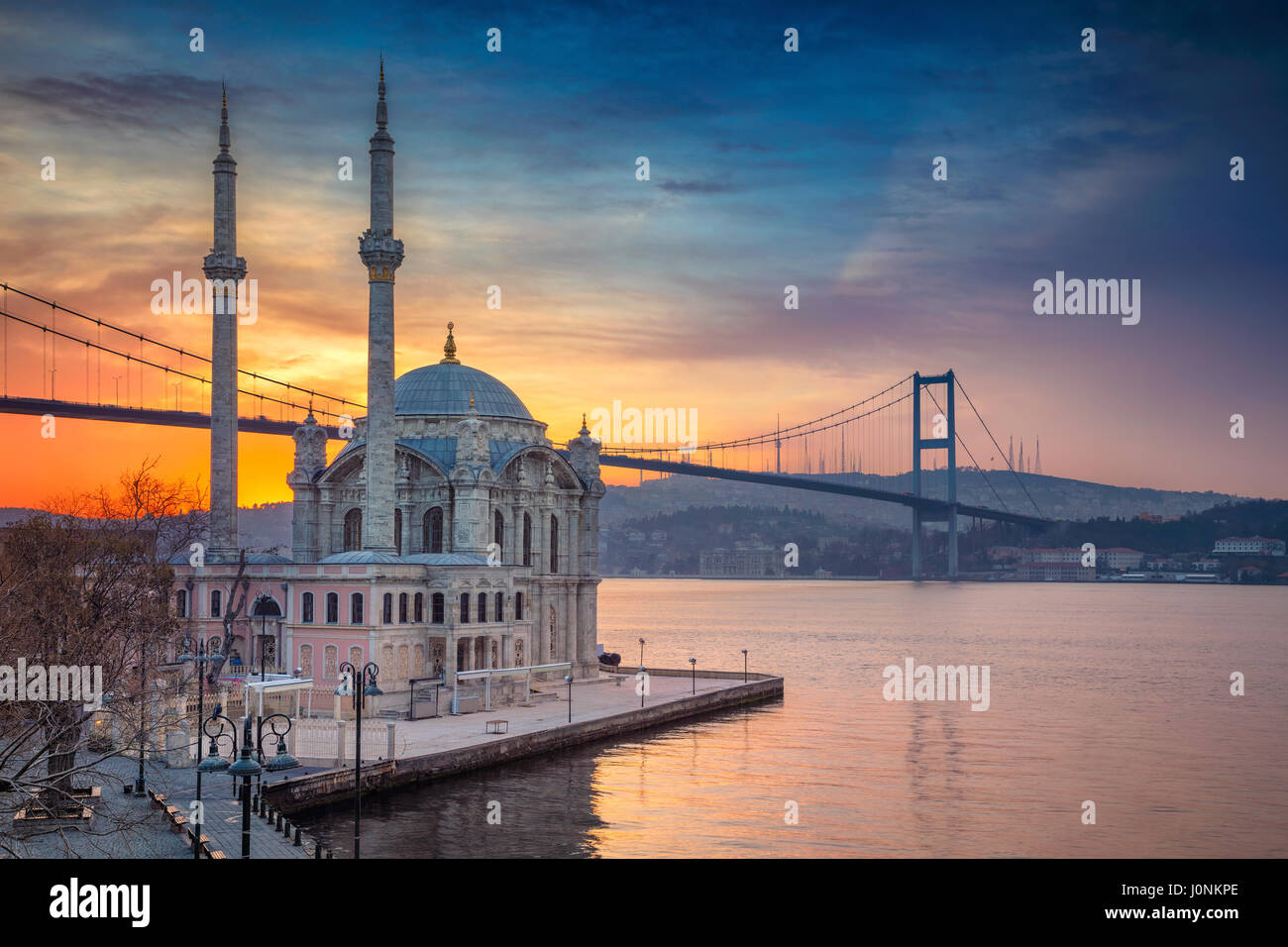 Istanbul. Bild von Ortakoy-Moschee mit Bosporus-Brücke in Istanbul während der wunderschönen Sonnenaufgang. Stockfoto