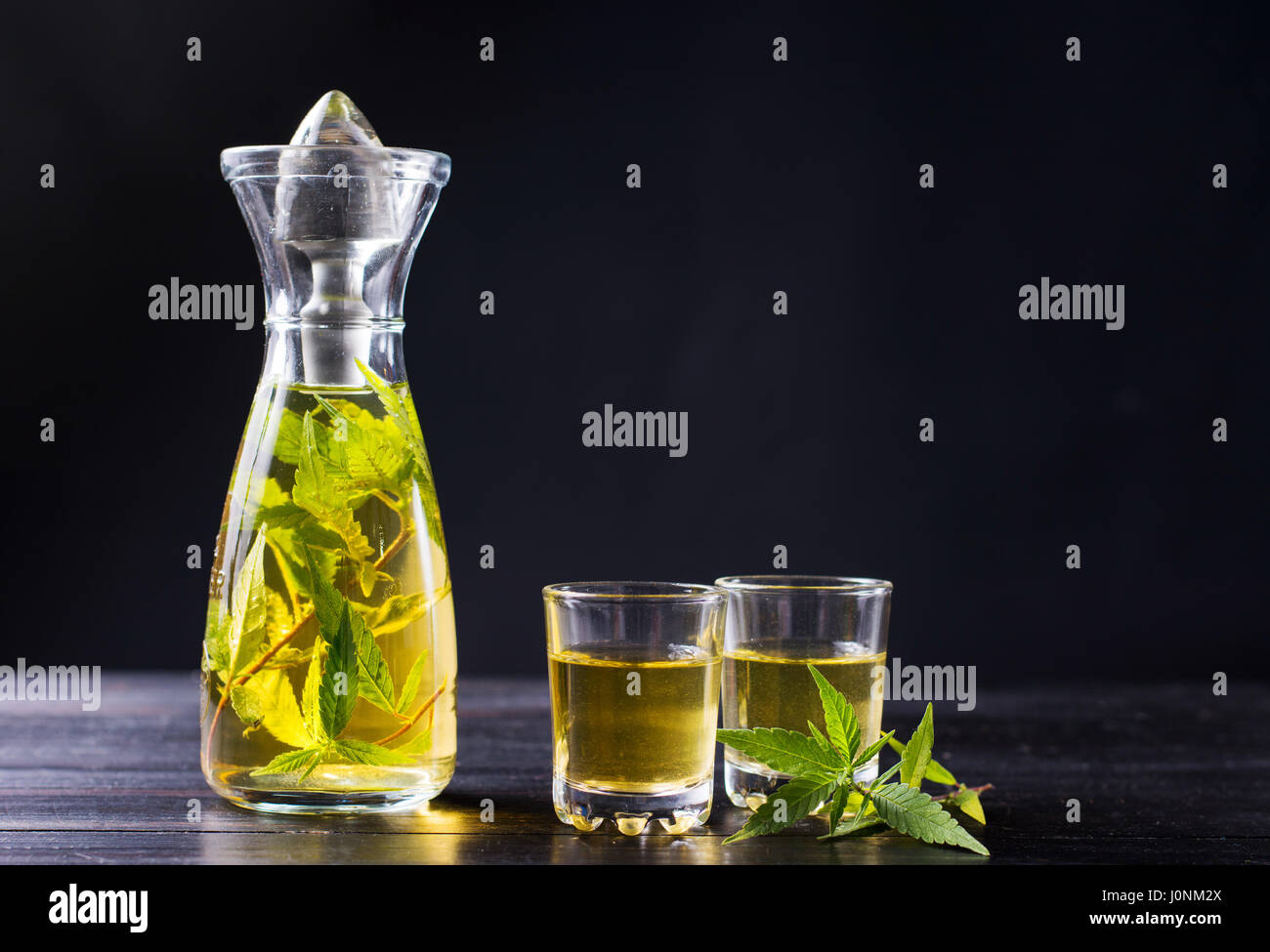 Marihuana Alkohol trinken in einer Flasche mit Blättern Stockfoto