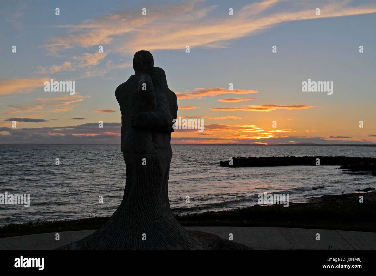 Statue eines trauernden Paares in der Memorial Garden für die auf See verloren in Kilmore Quay, Co. Wexford, Südirland. Stockfoto