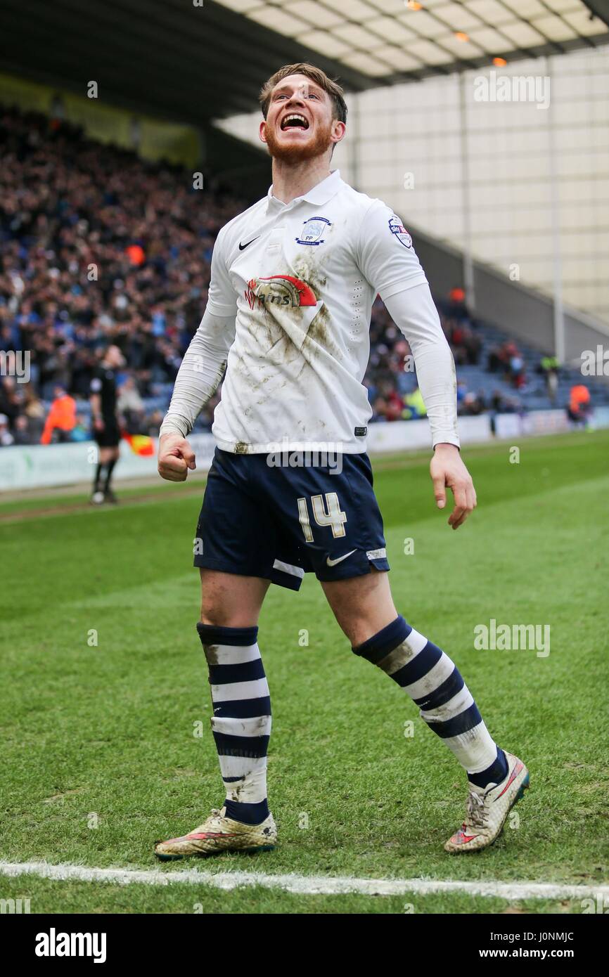 Joe Garner feiert nach seinem Tor während des Spiels Sky Bet League 1 zwischen Preston North End und Crewe Alexandra im Deepdale Stadium. Stockfoto