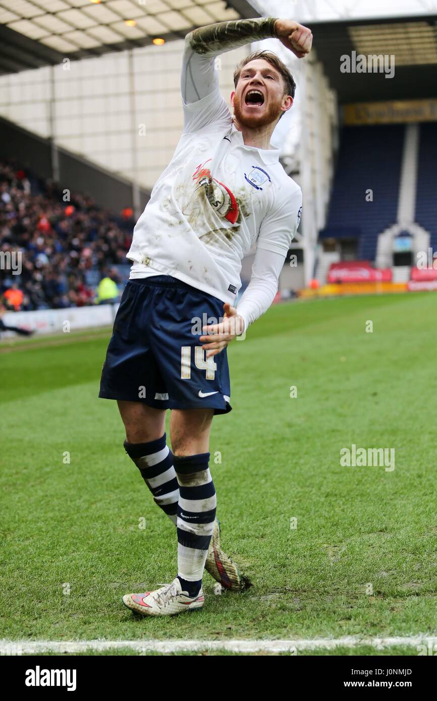 Joe Garner feiert nach seinem Tor während des Spiels Sky Bet League 1 zwischen Preston North End und Crewe Alexandra im Deepdale Stadium. Stockfoto