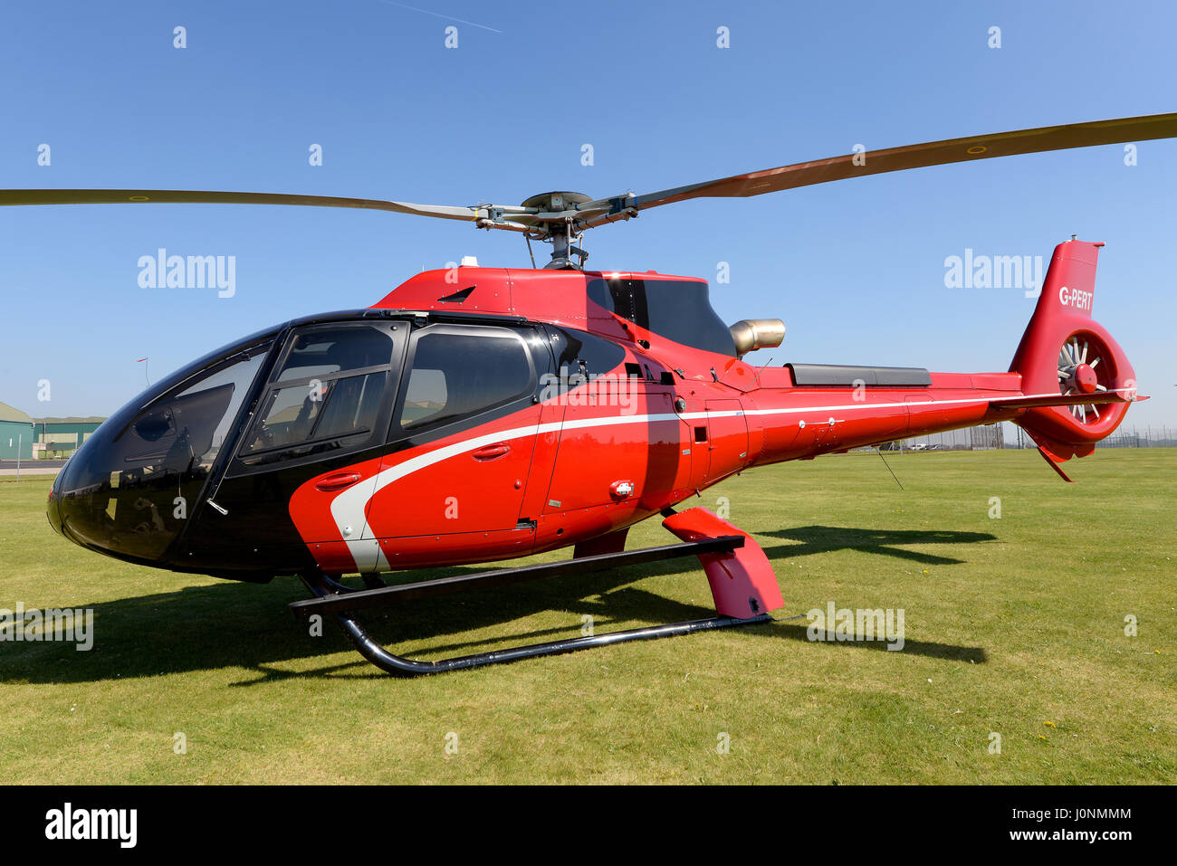 Airbus EC130 G-PERT Hubschrauber bei der fünfzigsten Jahrestagung der Gazelle in Middle Wallop, Hampshire, Großbritannien Stockfoto