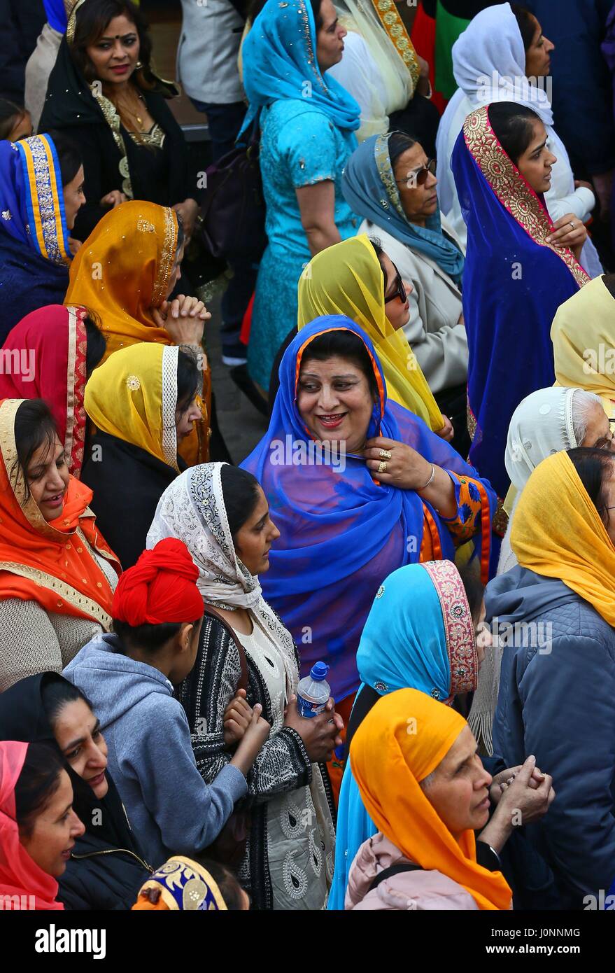 Mitglieder der Sikh Gemeinschaft nehmen an der Nagar Kirtan-Prozession durch Gravesend, Kent, während des Sikh Festivals Vaisakhi. Stockfoto