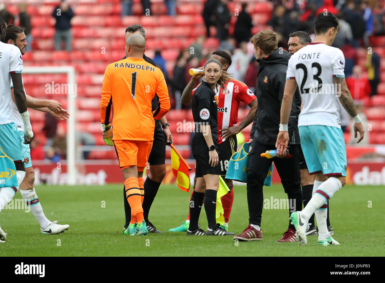 Offizielle Sian Massey-Ellis nach dem Premier League-Spiel im Stadion des Lichts, Sunderland. Stockfoto